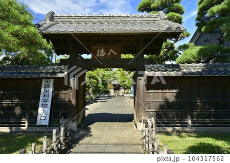 史跡　足利学校の入口の入徳門 104317562