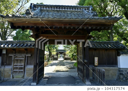 史跡 足利学校の杏壇門に学校門 史跡 足利学校の杏壇門に学校門 104317574