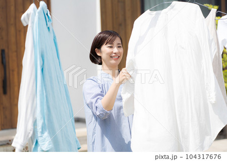 洗濯をする女性のポートレート 104317676