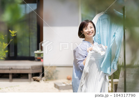 洗濯をする女性のポートレート 洗濯をする女性のポートレート 104317790