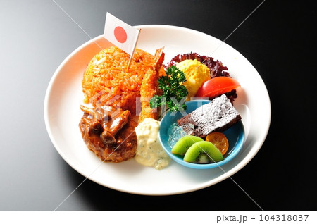 日本の旗が立っている丸皿のお子様ランチ 104318037