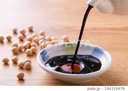 濃口醤油を注ぐ 104318476