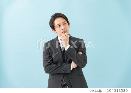 悩む男性　ビジネス 104318520