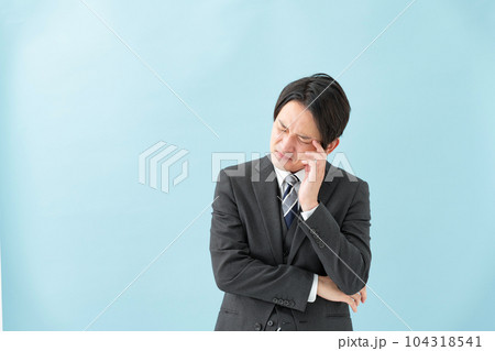 悩む男性　ビジネス 104318541