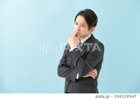 悩む男性　ビジネス 104318547