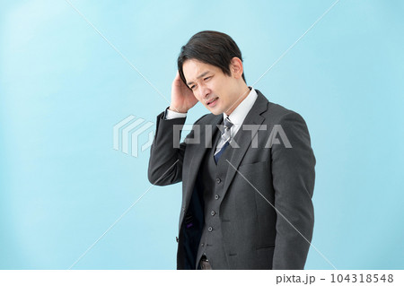 悩む男性　ビジネス 104318548