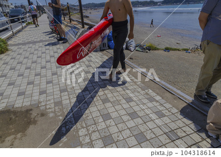 サーフボードを持った男性 サーフボードを持った男性 104318614
