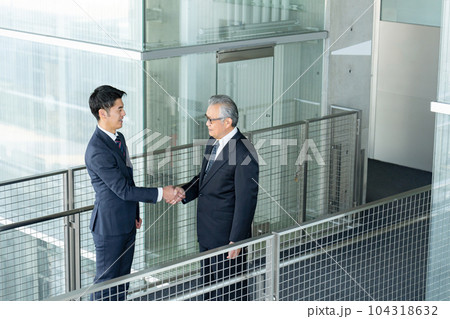 ビジネスシーン　握手 104318632