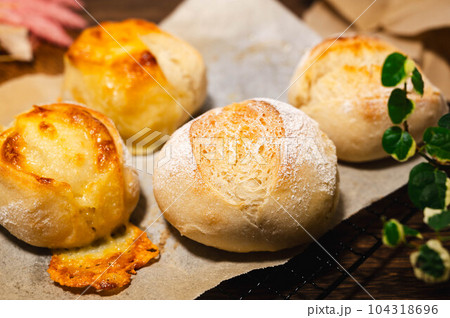 焼き上がったフランスパン 104318696