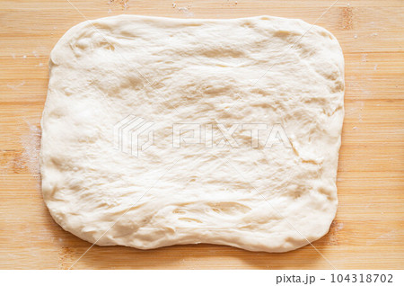 伸ばした生地　フランスパン作り 104318702