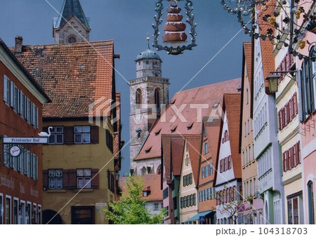 ドイツロマンティック街道　ディンケルスビュールの街並み 104318703