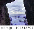 岩陰から見える海の景色 104318705