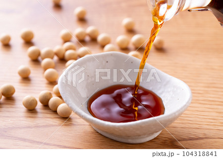 濃口醤油を注ぐ 濃口醤油を注ぐ 104318841