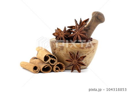 Mortar filled with star anise and cinnamon sticks 104318853