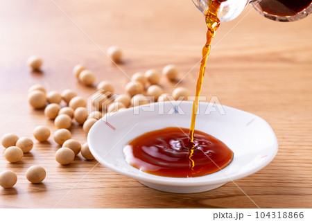 薄口醤油を注ぐ 薄口醤油を注ぐ 104318866