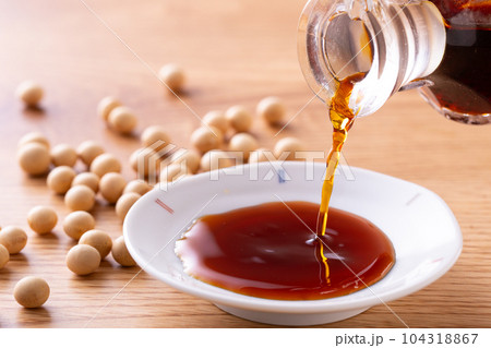 薄口醤油を注ぐ 薄口醤油を注ぐ 104318867