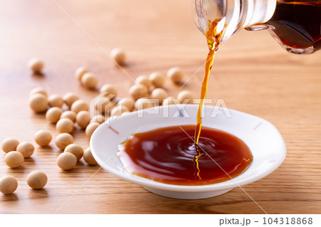 薄口醤油を注ぐ 薄口醤油を注ぐ 104318868