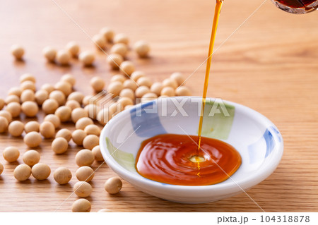 薄口醤油を注ぐ 薄口醤油を注ぐ 104318878