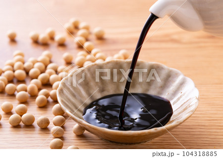 濃口醤油を注ぐ 濃口醤油を注ぐ 104318885