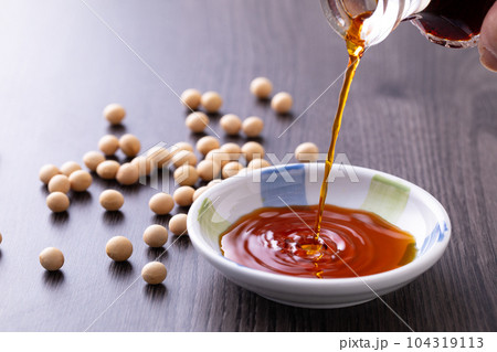 薄口醤油を注ぐ 104319113