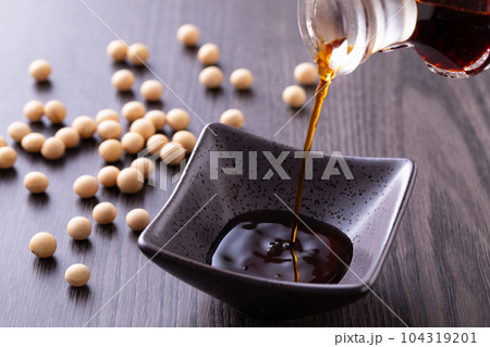 薄口醤油を注ぐ 薄口醤油を注ぐ 104319201