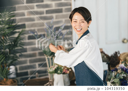 フラワーショップの女性店員 104319350