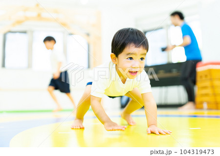屋内保育_体操 104319473