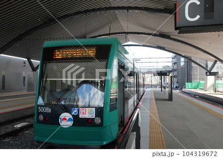 広電宮島口駅に停車中のグリーンムーバー 広電宮島口駅に停車中のグリーンムーバー 104319672