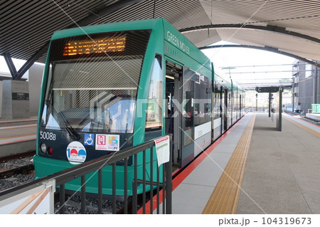 広電宮島口駅に停車中のグリーンムーバー 104319673