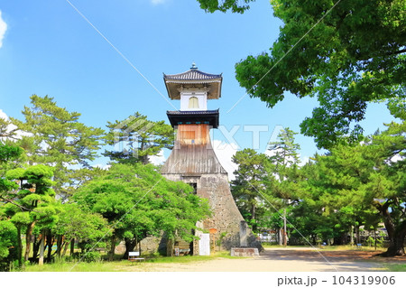 【香川県】晴天下に聳え立つ日本一高い（高灯籠） 104319906
