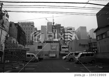 今もなお変わりつつある都市の工事現場のある風景 104319909