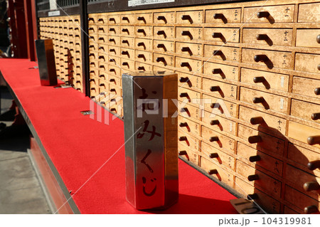 外国人に人気の東京観光名所！浅草寺のおみくじ 104319981