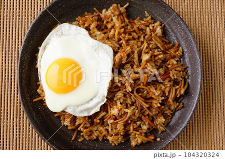 そばめしと目玉焼き 104320324