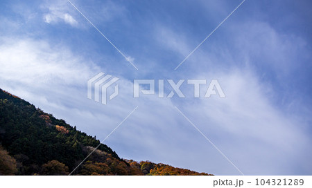 青空と山頂に流れる白い雲 青空と山頂に流れる白い雲 104321289