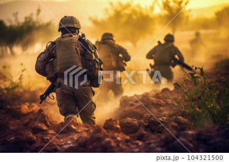 戦場で戦う軍の兵士 104321500