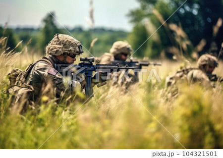 戦場で戦う軍の兵士 104321501