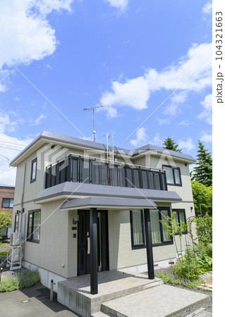 リフォームした後の住宅（住宅リフォームのビフォーアフター） 104321663