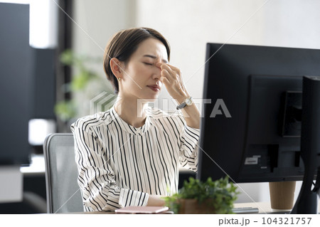 体調不良の女性 疲れ目 眼精疲労 体調不良の女性 疲れ目 眼精疲労 104321757