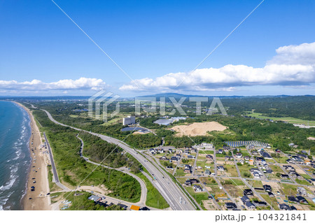 ドローン|海岸を車で走れる国内唯一の道路 千里浜なぎさドライブウェイをドローン撮影|石川県羽咋市 ドローン|海岸を車で走れる国内唯一の道路 千里浜なぎさドライブウェイをドローン撮影|石川県羽咋市 104321841