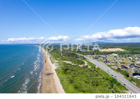 ドローン|海岸を車で走れる国内唯一の道路 千里浜なぎさドライブウェイをドローン撮影|石川県羽咋市 ドローン|海岸を車で走れる国内唯一の道路 千里浜なぎさドライブウェイをドローン撮影|石川県羽咋市 104321843