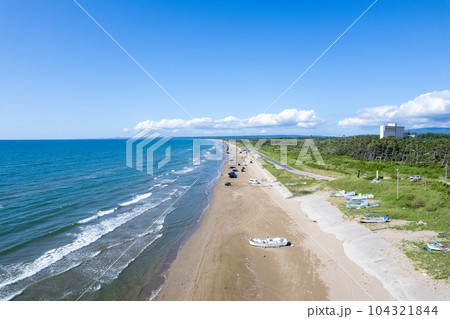 ドローン|海岸を車で走れる国内唯一の道路 千里浜なぎさドライブウェイをドローン撮影|石川県羽咋市 ドローン|海岸を車で走れる国内唯一の道路 千里浜なぎさドライブウェイをドローン撮影|石川県羽咋市 104321844