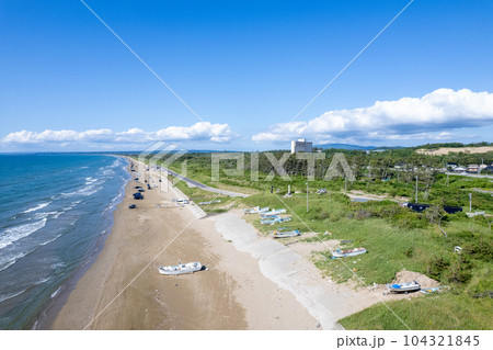 ドローン|海岸を車で走れる国内唯一の道路 千里浜なぎさドライブウェイをドローン撮影|石川県羽咋市 ドローン|海岸を車で走れる国内唯一の道路 千里浜なぎさドライブウェイをドローン撮影|石川県羽咋市 104321845