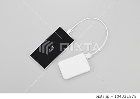 モバイルバッテリーでスマホの充電 104321878