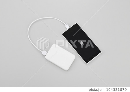 モバイルバッテリーでスマホの充電 モバイルバッテリーでスマホの充電 104321879