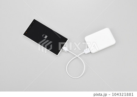 モバイルバッテリーでスマホの充電 モバイルバッテリーでスマホの充電 104321881