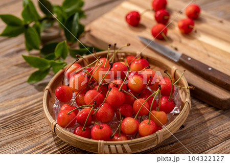 さくらんぼ 古板背景 104322127