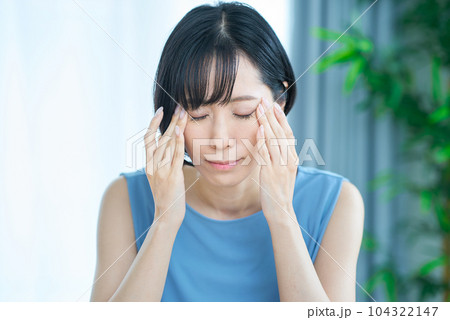 パソコンを前に疲れた表情をする女性 パソコンを前に疲れた表情をする女性 104322147