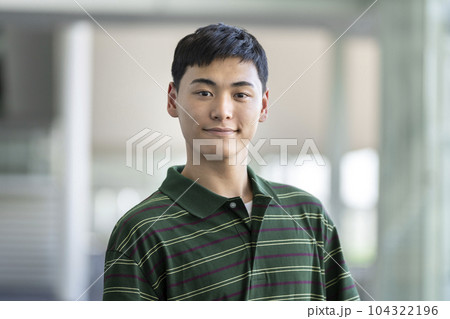 カメラ目線で笑顔の若い男性 ポートレート カメラ目線で笑顔の若い男性 ポートレート 104322196
