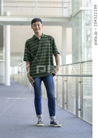 カメラ目線で笑顔の若い男性　ポートレート 104322199