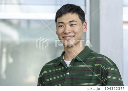 笑顔の若い男性　大学生イメージ　ポートレート 104322375